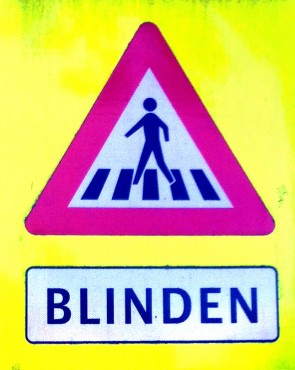 Pas op, blinden - verkeersbord op het terrein van de stichting Bartimeus Zeist